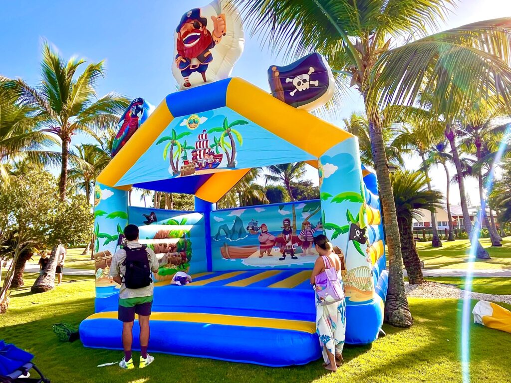 CASTILLO PIRATES para brincar tamano 5 m x 5 m para ninos de 2 a 12 anos